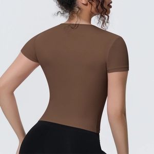 Vue arrière du t-shirt de yoga marron moulant montrant la coupe ajustée et le tissu mat