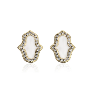 Detalle de pendientes mano de Hamsa bañados en oro 18K con circonitas y esmalte blanco