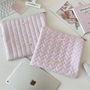Détail de la housse rose pour ordinateur avec nœud et rembourrage de protection