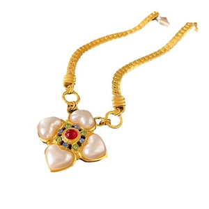 Vintage gouden ketting met bloemhanger, hartblaadjes en kleurrijke kristallen op wit