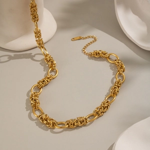 Detailed view of the 18K gold plated knotted chain necklace with lobster clasp