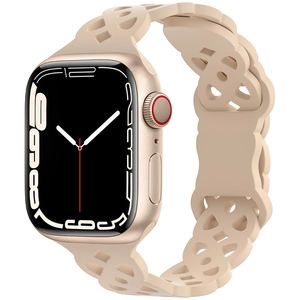 Detalle de reloj oro champán con correa de silicona calada con diseño de ojo de gato