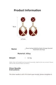 Détail macro de boucles d'oreilles émaillées rétro mesurant 4cm x 1.7cm avec tiges en argent