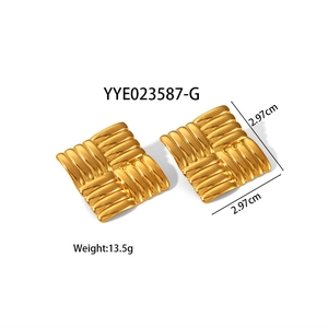 Makroansicht quadratischer goldener Ohrstecker mit Streifenmuster und Maßangaben
