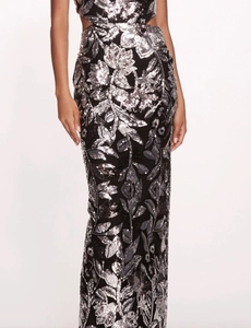 Détail de la taille évidée et broderie florale pailletée sur robe de soirée noire
