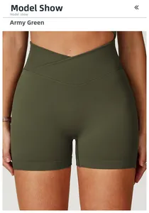Nahaufnahme der armeegrünen Sportshorts mit geripptem Stoff und V-Taille-Design