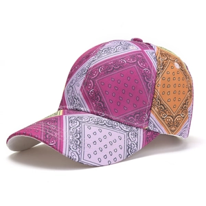 Detail von bunten Paisley-Patchwork-Mustern auf einer Streetstyle-Baseballkappe mit Schirm