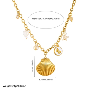 Goldene Kette mit großen Muschel-, Seestern- und Schmetterlingsanhängern im Multi-Charm-Stil