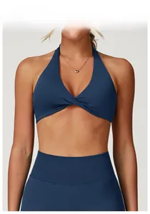 Vue détaillée du soutien-gorge de yoga bleu marine à licou et du legging de sport taille haute