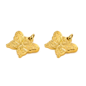 Detailansicht von zwei goldenen Schmetterlingsanhängern mit geprägten Blumenmustern