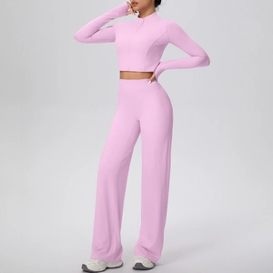Détail ensemble yoga rose avec veste zippée à passe-pouces et pantalon jambe large