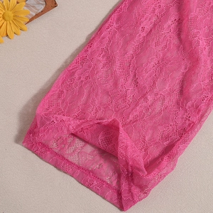 Détail de tissu en dentelle rose fuchsia avec motifs floraux pour ensemble sexy femme