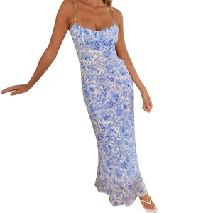 Robe longue moulante à fleurs bleues pour vacances à la plage et style estival chic
