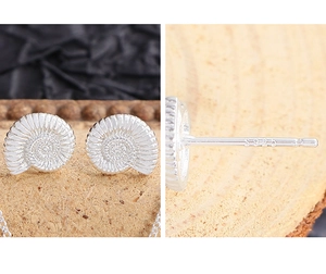 Vista macro di orecchini a chiocciola in argento sterling S925 con texture a spirale