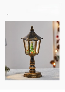 Détail d'une lanterne de Noël vintage en bronze avec sapin miniature et lumière LED chaude