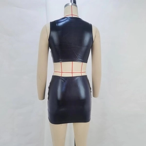 Détail d'un ensemble deux pièces en cuir PU noir avec haut court et mini-jupe moulante