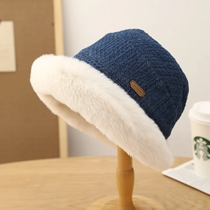 Dicke navy Strick-Fischerhut mit weißem Kunstpelzrand und seitlichem Leder-Logo