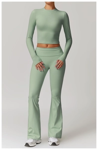 Détail du pantalon de yoga évasé à taille haute et haut court à manches longues vert