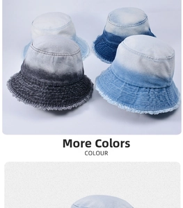 Dettaglio di bordi sfrangiati e tessuto denim sfumato su diversi cappelli a secchiello