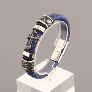 Bracelet en cuir tressé bleu avec croix en métal argenté et fermoir magnétique