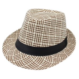 Cappello fedora a scacchi con nastro nero e trama intrecciata su sfondo bianco neutro