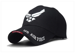 Vista dettagliata del cappellino tattico nero con ricamo US AIR FORCE e logo ad ali