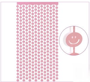 Dettaglio della tenda da festa in oro rosa opaco con ritagli decorativi a forma di faccina