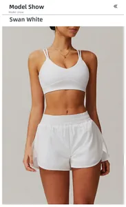 Détail de la brassière de yoga dos croisé et short taille haute en blanc cygne