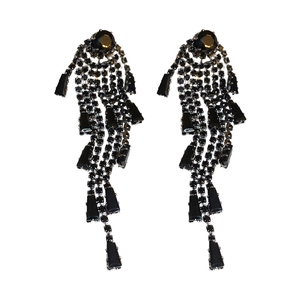 Boucles d'oreilles pendantes noires avec pompons en chaîne multi-rangs sur fond blanc