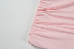 Detailansicht des rosa gerafften Stoffes mit eleganter Textur und feiner Nahtführung