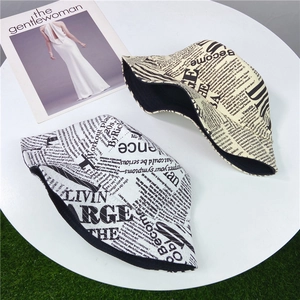 Détail des chapeaux bob avec imprimé journal en tissu de lin et coton durable