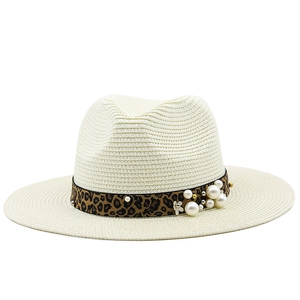 Dettaglio cappello panama crema con fascia leopardata decorata con perle e fiori metallici