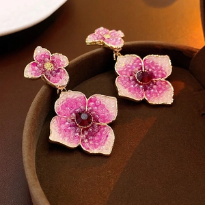 Orecchini vintage a fiore stile palazzo con petali rosa sfumati e cristallo rosso