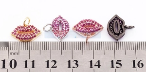 Pendentifs en forme de lèvres pavés de pierres avec règle pour référence de taille