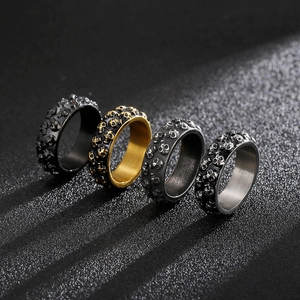Punk-Ring aus Edelstahl mit Totenkopf-Prägung in Schwarz, Gold und Silberfarben