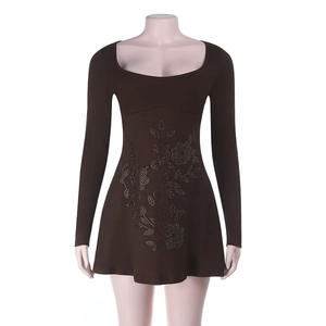 Robe courte moulante marron foncé à manches longues avec motif floral en strass et col carré