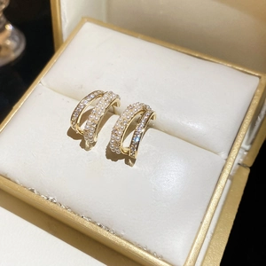 Dettaglio degli orecchini a C placcati oro 14k con perle e zirconi scintillanti