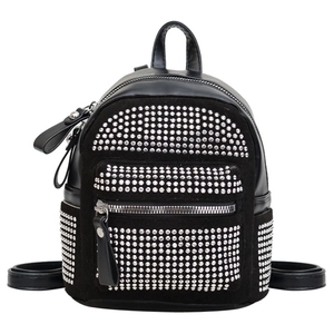 Mochila negra con pedrería y tachuelas plateadas con paneles de cuero PU para viaje