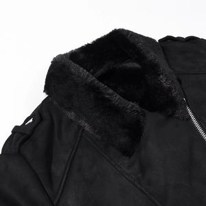 Detailansicht der schwarzen Kunstlederjacke mit Pelzkragen und Metallreißverschluss