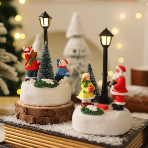 Miniatura di Natale luminosa con Babbo Natale e pupazzo di neve su base in legno