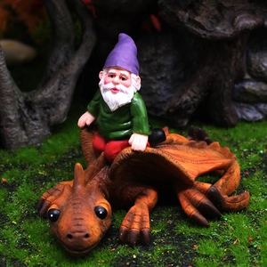 Garten Gnom Auf Baby Dinosaurier Statue Lustige Harz Zwerg Figur Außen Rasen Hof Ornament Mikro Landschaft Heimdekor
