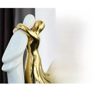 Sculpture de couple en céramique moderne avec glaçure blanche et détails dorés enlacés