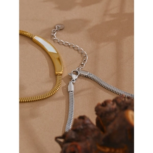 Eleganti collane a serpente in oro 18 carats e argento con pendenti in conchiglia lucida