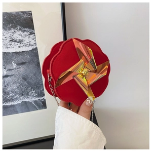 Dettaglio borsa a fiore rosso per bambini con girandola olografica e catena argento