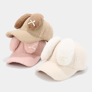 Détail de casquettes d'hiver en peluche avec oreilles de lapin et nœuds mignons