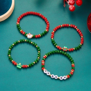 Dettaglio di braccialetti natalizi con Babbo Natale, ciondoli e cristalli colorati