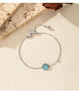 Détail macro du bracelet en argent S925 avec cristal bleu et fermoir mousqueton