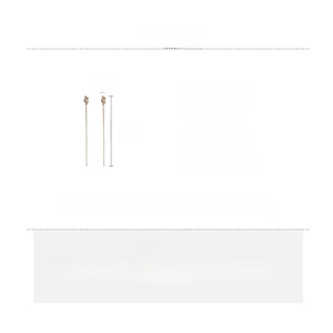 Détail des boucles d'oreilles longues à nœud métallique mesurant 9,2 cm de long et 0,7 cm