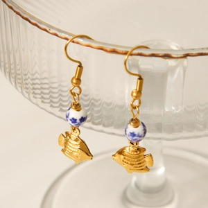 Détail des boucles d'oreilles poisson tropical avec perles en céramique bleue