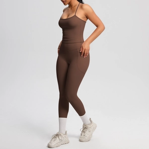 Vue détaillée de la brassière sport marron café et du legging de yoga à poches latérales